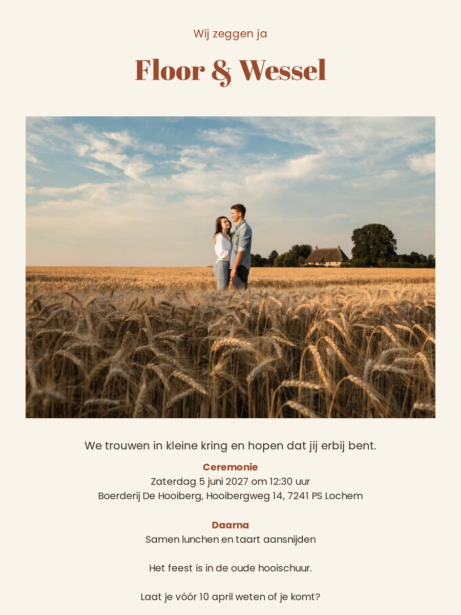 Crèmekleurige trouwkaart met foto in korenveld